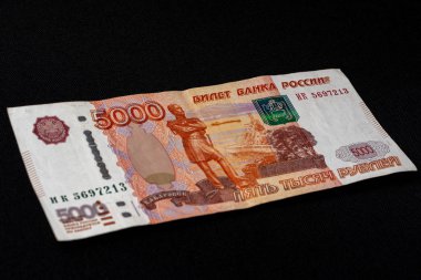 5000 rublelik bir Rus banknotu siyah bir arkaplanda yatıyor..