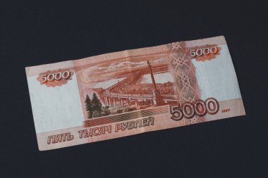 5000 rublelik bir Rus banknotunun arkasında siyah bir arkaplan var..