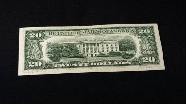 20 dolara yakın para siyah bir arka planda yatıyor..