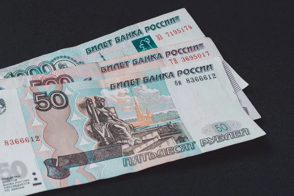 黒の背景には500 、 1000 、 5000の金額のロシアの銀行券があります. — ストック写真