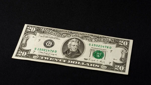 검은 배경에 표시된 20 달러짜리 지폐 하나. — 스톡 사진