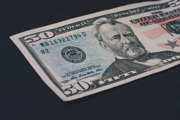 Банкнота на 50 доларів, ізольована на чорному фоні, місце для напису. — стокове фото