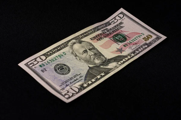 Banknot 50 dolarów, odizolowany na czarnym tle, miejsce na inskrypcję. — Zdjęcie stockowe