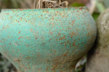 Eski dökme demir sürahi, dekorasyon için avluda duruyor..