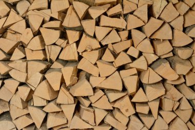 Duvarın dokusu yakacak odun, çok düzgün yerleştirilmiş..