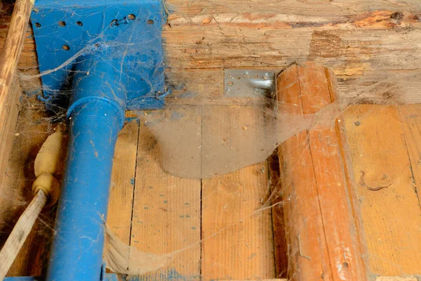 Много паутины брызг на стене с опорами паука, стены из деревянных горизонтальных досок . — стоковое фото