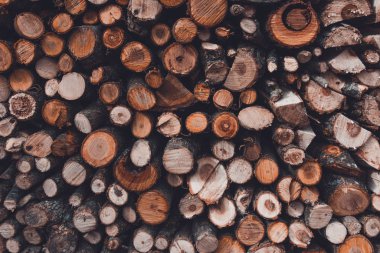 Duvarın dokusu yakacak odun, çok düzgün yerleştirilmiş..