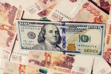 Rus 5000 rublesinin arka planında 100 dolar..