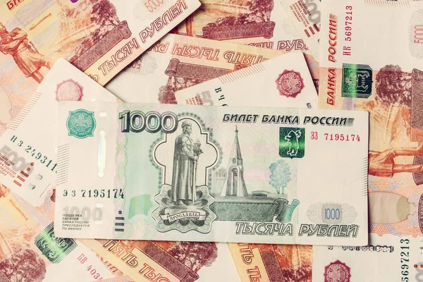 Textur der Banknoten in Stückelungen von 5000 und 1000 russischen Rubel. — Stockfoto