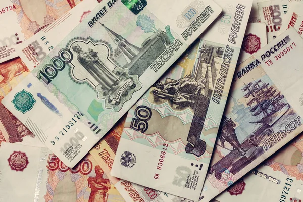 De structuur van bankbiljetten in coupures van 5000, 1000, 500 en 50 Russische roebel. — Stockfoto