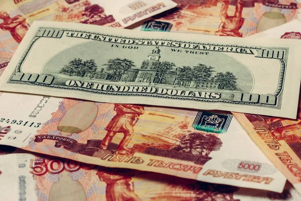 100 dolarlık banknot, bağımsızlık salonunun resmedildiği tarafta, 5000 Rus rublesinin üzerinde duruyor.. — Stok fotoğraf