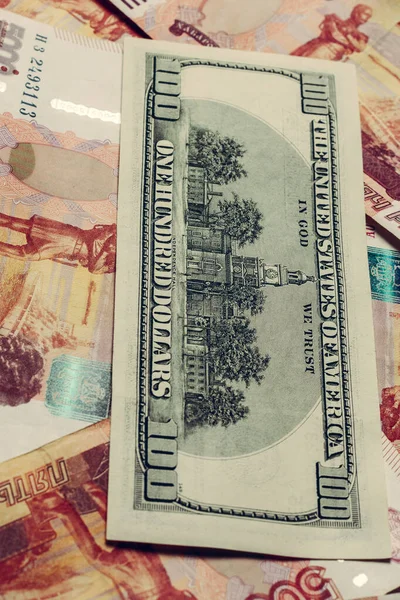 100 dolláros bankjegy 5000 orosz rubelen van, azon az oldalon, ahol a függetlenségi termet ábrázolják.. — Stock Fotó