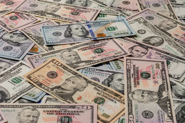 Detailní dolarová textura, dolary v nominálních hodnotách pět, deset, dvacet, padesát, sto. — Stock fotografie