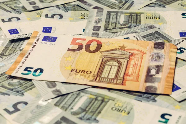 50 euros superan los 5 euros, los billetes europeos están forrados en textura . — Foto de Stock