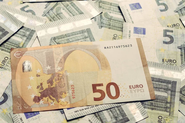 50ユーロは5ユーロを上回る、ヨーロッパの銀行券はテクスチャで並んでいます. — ストック写真