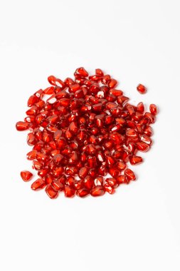 Beyaz arka planda tahıllı nar, güzel bir doku..