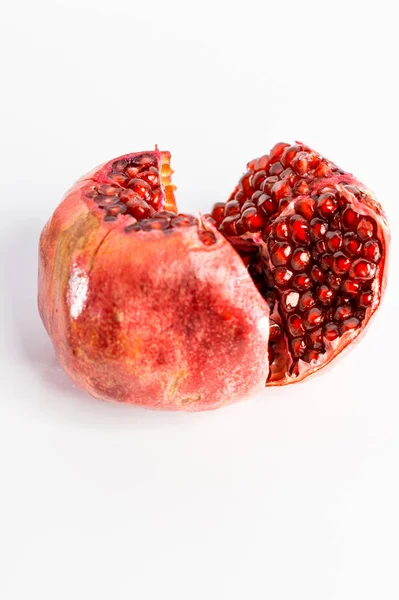 Frutas de romã maduras isoladas sobre fundo branco, frutas fatiadas . — Fotografia de Stock