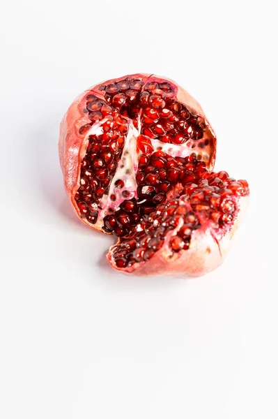 Zralý řez šťavnaté červené granátové jablko na bílém pozadí. — Stock fotografie