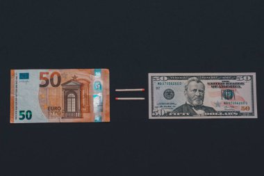 Elli dolar 50 avro, siyah arkaplandaki notlar..