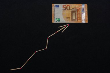 Avro yükseliş ve düşüş grafiği, kara fon üzerine banknot.