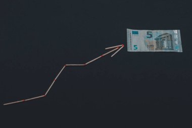 Siyah arkaplanda kükürt ve avro oku.
