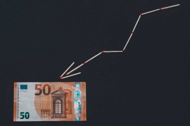 Avro yükseliş ve düşüş grafiği, kara fon üzerine banknot.