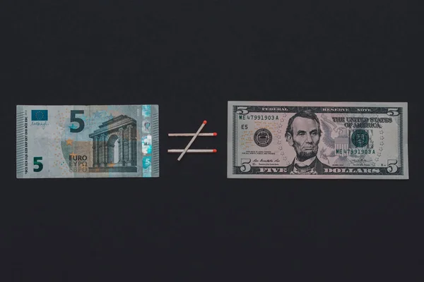 Sur fond noir comparant l'euro et le dollar . — Photo