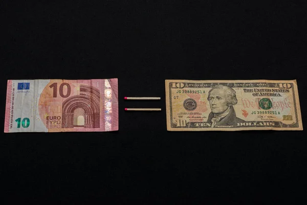黑色背景的美元和欧元，10欧元与10美元的对比. — 图库照片