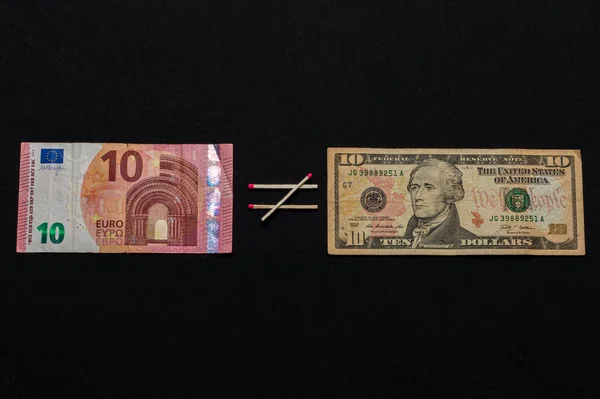 Dollari ed euro su sfondo nero, confrontando dieci euro a dieci dollari . — Foto Stock