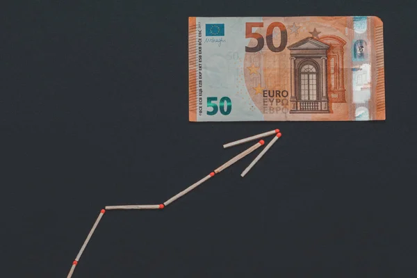 Euró emelkedés és esés grafikon, bankjegy fekete háttérrel. — Stock Fotó