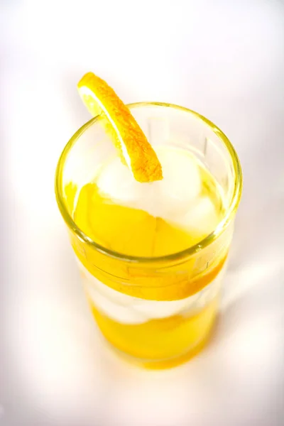 Glas koud water met plakjes ijs en citroen. — Stockfoto