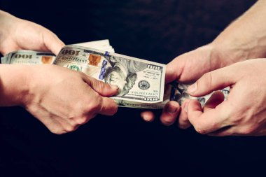 Hizmetlerin ödenmesi, rüşvet alınması, bilgi alışverişi, Dolar banknotları.