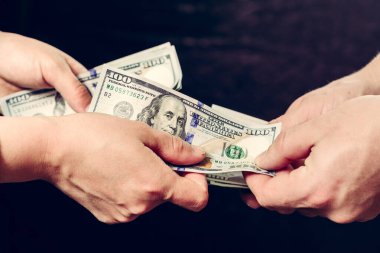 Para veren el, siyah bir arka plan üzerinde izole edilmiştir..