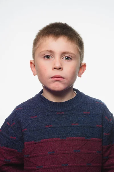 Портрет на білому тлі красивого хлопчика 7-8 років . — стокове фото