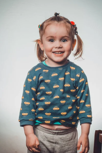 Portré egy lány, aki mosolyog nagyon szépen, gyermek 3-4 éves. — Stock Fotó