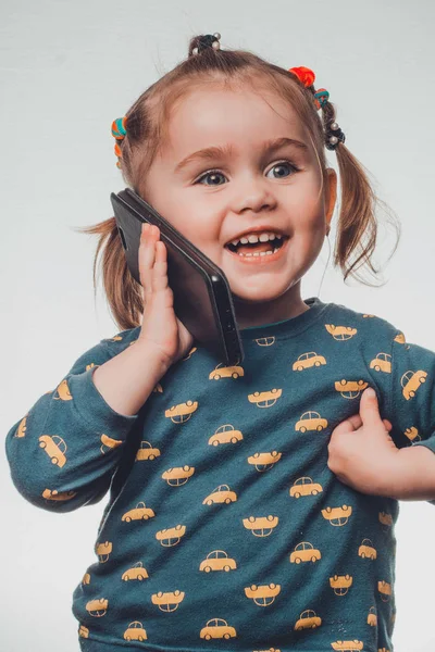 Menina bonita bonito e sincero falando ao telefone, retrato da menina 3-4 anos . — Fotografia de Stock