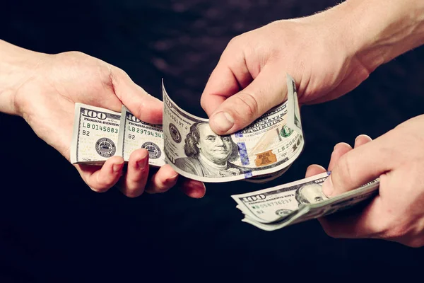Hizmetlerin ödenmesi, rüşvet alınması, bilgi alışverişi, Dolar banknotları.