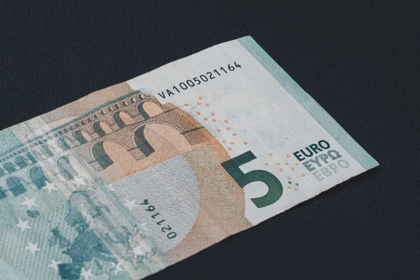 Zamknięcie euro na czarnym tle. — Zdjęcie stockowe