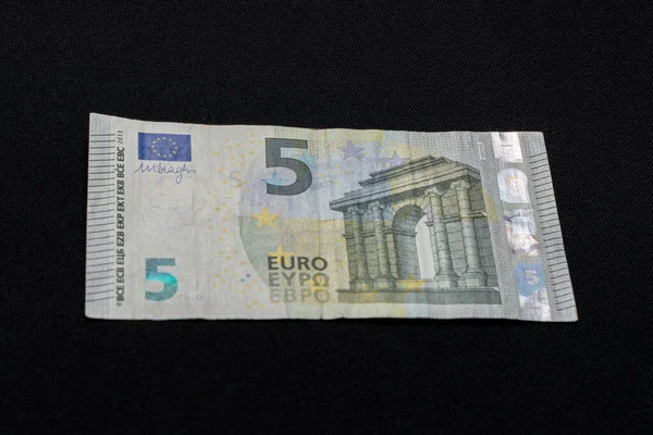 Detail van 5 eurobankbiljetten met hologrammen tegen valsemunterij, Selectieve focus, zwarte achtergrond, één bankbiljet. — Stockfoto