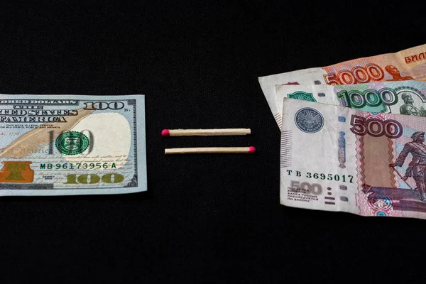 黑色背景的美元和俄罗斯卢布 — 图库照片