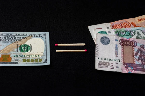 Dollars et roubles russes sur fond noir — Photo