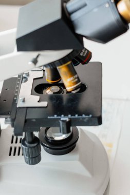 Laboratuvardaki tıbbi personel kan testleri yapıyor..