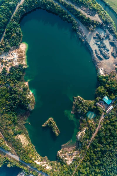 玄武岩柱和蓝水湖，鸟瞰，风景如画的乌克兰风景. — 图库照片