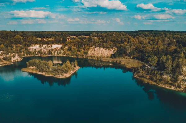 Fantásticamente hermoso paisaje de columnas de basalto y lago azul en Ucrania . —  Fotos de Stock