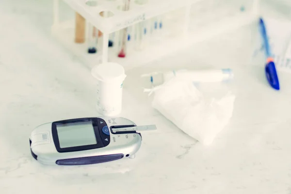 A device for analyzing blood sugar of a patient with a monochrom — 스톡 사진