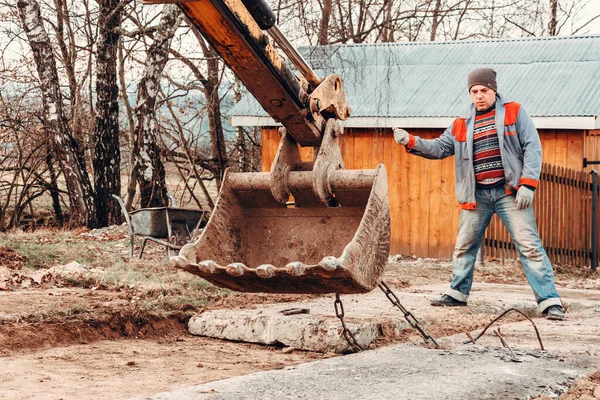 Ланцюговий екскаватор тягне бетонні плити для встановлення колії . — стокове фото