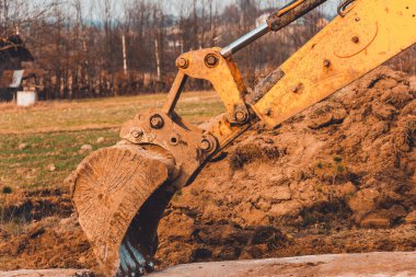 Kazıcı, özel bölgede yolu açmak için beton levhaları hareket ettiriyor..
