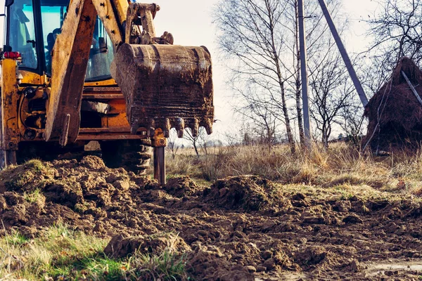 A escavadora de balde pega o solo para pavimentar o caminho . — Fotografia de Stock