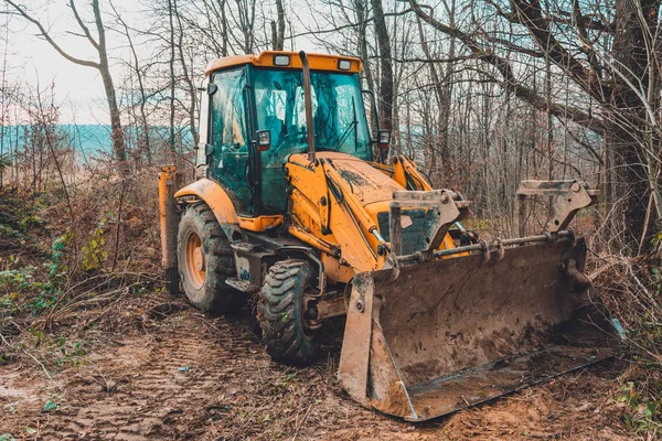 A escavadora trabalha na floresta para limpar a floresta . — Fotografia de Stock