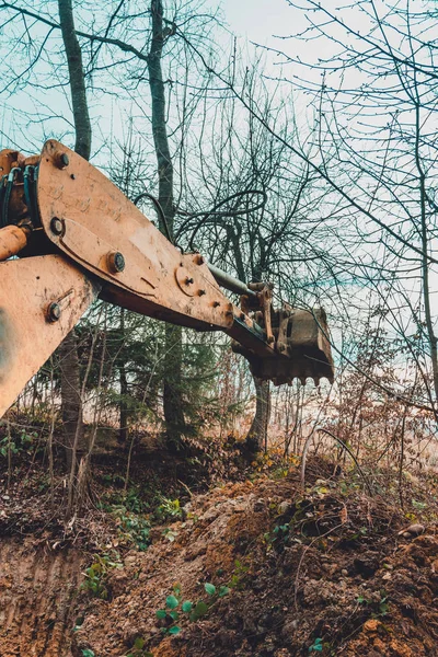 A escavadora trabalha na floresta para limpar a floresta . — Fotografia de Stock